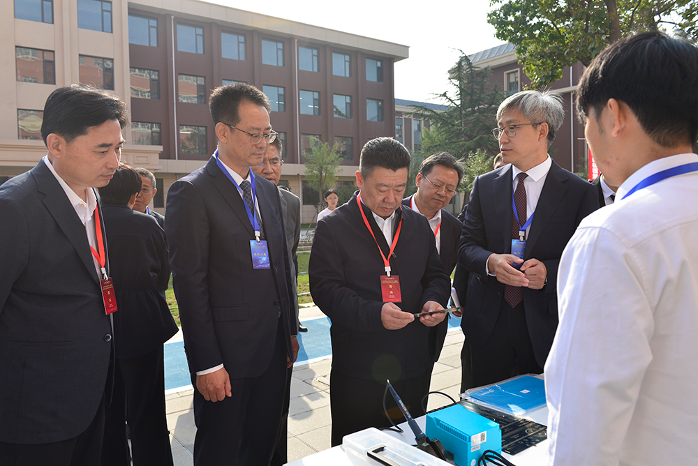 我系师生迎接学院建校110周年活动参观领导和校友